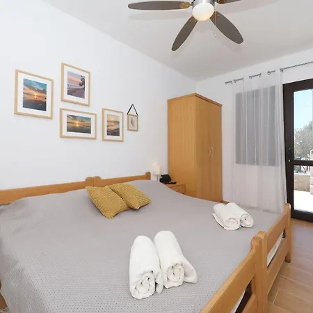 Hibis, No 2 Starigrad Paklenica