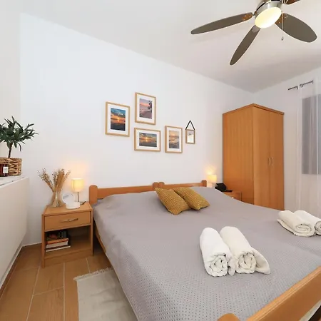 Hibis, No 2 Apartment Starigrad Paklenica