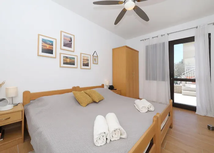 Hibis, No 2 Стариград-Пакленица