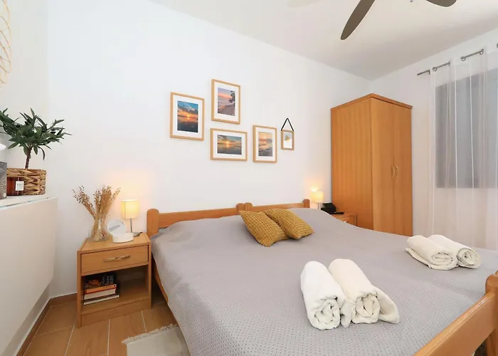 Hibis, No 2 * Стариград-Пакленица